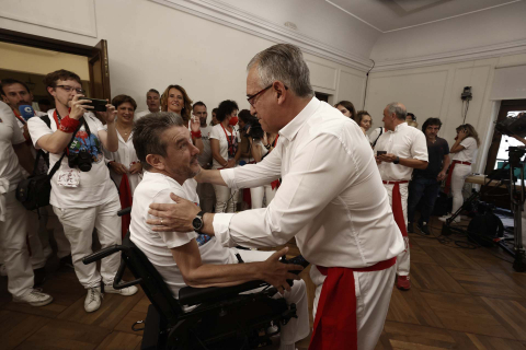 El alcalde, Enrique Maya, saluda a Juan Carlos Unzué antes del chupinazo.