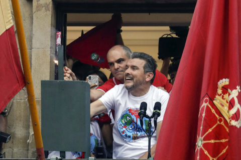 Juan Carlos Unzué, en el momento de prender la mecha del chupinazo.