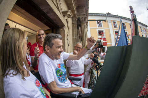 Juan Carlos Unzué ha vivido feliz y emocionado el momento del lanzamiento del chupinazo, acompañado en el balcón por su mujer, María Elorza.