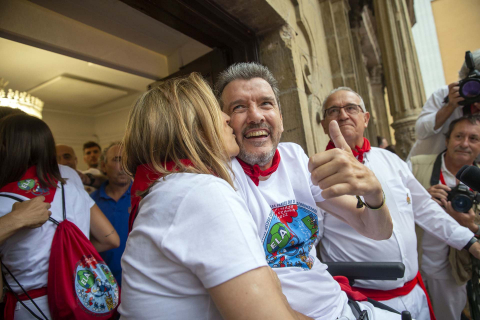 Juan Carlos Unzué ha vivido feliz y emocionado el momento del lanzamiento del chupinazo, acompañado en el balcón por su mujer, María Elorza.