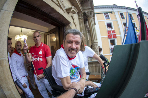 Juan Carlos Unzué ha vivido feliz y emocionado el momento del lanzamiento del chupinazo, acompañado en el balcón por su mujer, María Elorza.