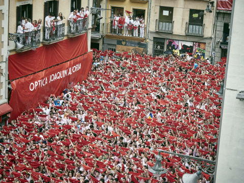 Ambiente en la plaza Consistorial en el chupinazo 2022.