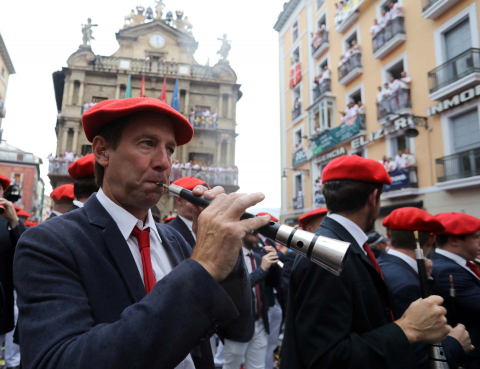 Los gaiteros, tras el chupinazo.