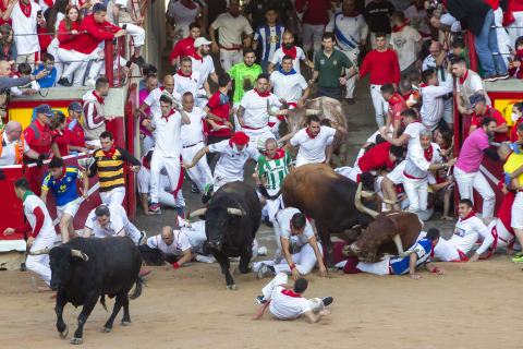 Amago de montón en la entrada de la plaza en el primer encierro
