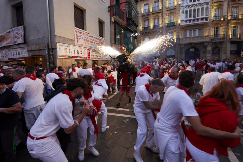 Toro de fuego por las calles de Pamplona en San Fermín