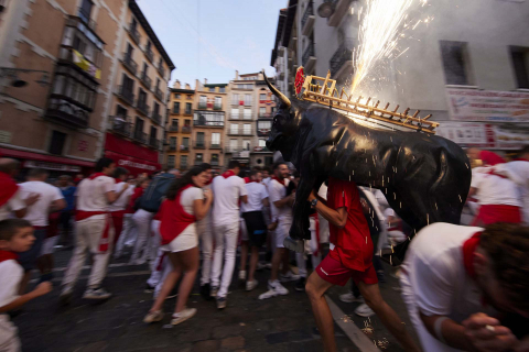 Toro de fuego por las calles de Pamplona en San Fermín