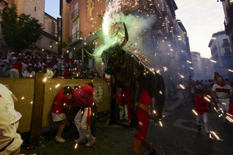 Toro de fuego por las calles de Pamplona en San Fermín