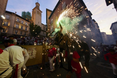 Toro de fuego por las calles de Pamplona en San Fermín