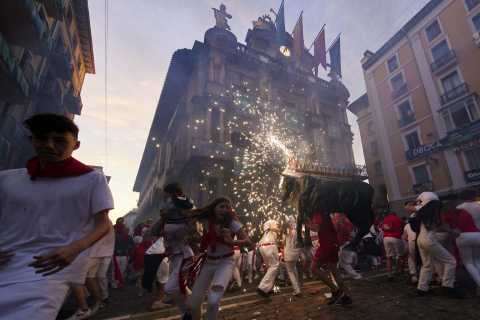 Toro de fuego por las calles de Pamplona en San Fermín
