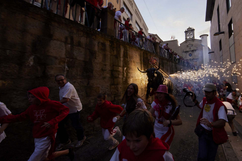 Toro de fuego por las calles de Pamplona en San Fermín