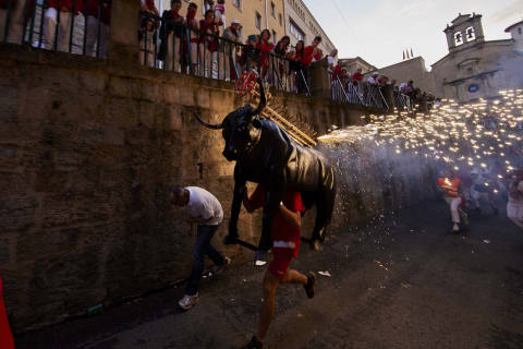 Toro de fuego por las calles de Pamplona en San Fermín