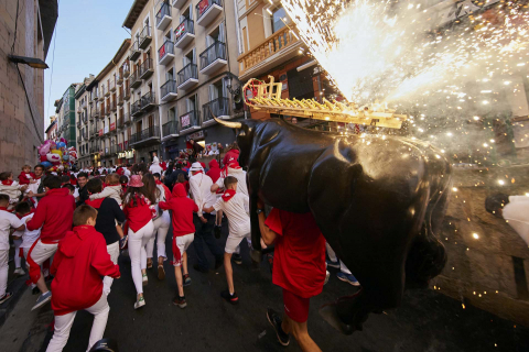 Toro de fuego por las calles de Pamplona en San Fermín