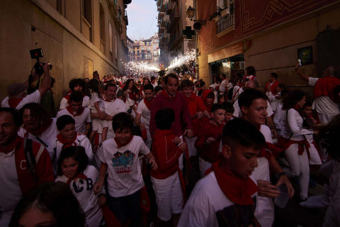 Toro de fuego por las calles de Pamplona en San Fermín