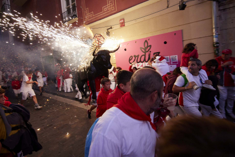 Toro de fuego por las calles de Pamplona en San Fermín