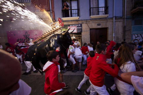 Toro de fuego por las calles de Pamplona en San Fermín