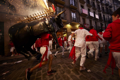 Toro de fuego por las calles de Pamplona en San Fermín