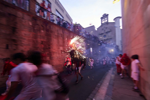 Toro de fuego por las calles de Pamplona en San Fermín
