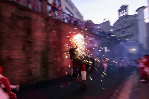 Toro de fuego por las calles de Pamplona en San Fermín