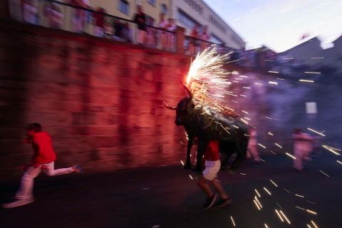 Toro de fuego por las calles de Pamplona en San Fermín