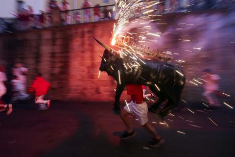 Toro de fuego por las calles de Pamplona en San Fermín