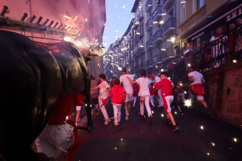 Toro de fuego por las calles de Pamplona en San Fermín