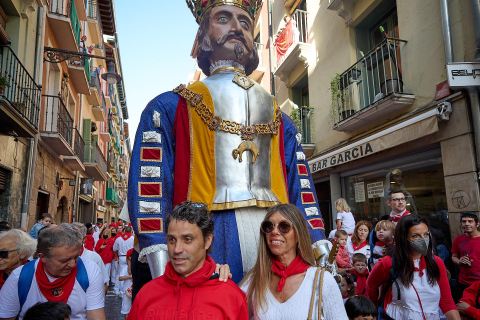 La Comparsa de Gigantes y Cabezudos, en las calles de Pamplona el 7 de julio 2022.