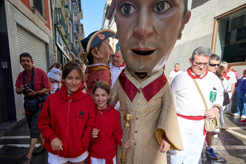 La Comparsa de Gigantes y Cabezudos, en las calles de Pamplona el 7 de julio 2022.