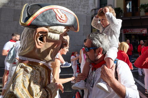 La Comparsa de Gigantes y Cabezudos, en las calles de Pamplona el 7 de julio 2022.