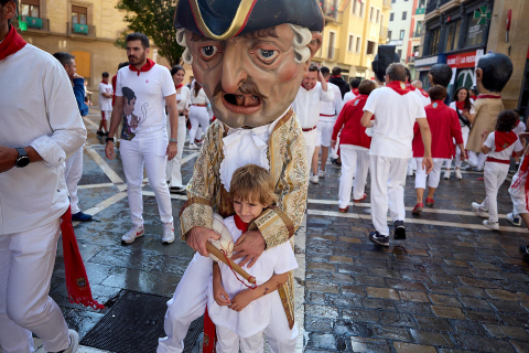 La Comparsa de Gigantes y Cabezudos, en las calles de Pamplona el 7 de julio 2022.