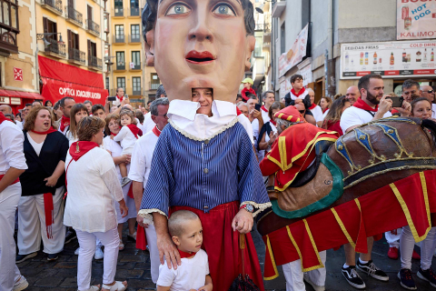 La Comparsa de Gigantes y Cabezudos, en las calles de Pamplona el 7 de julio 2022.