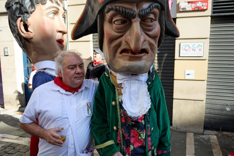 La Comparsa de Gigantes y Cabezudos, en las calles de Pamplona el 7 de julio 2022.