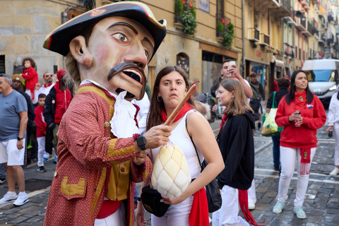 La Comparsa de Gigantes y Cabezudos, en las calles de Pamplona el 7 de julio 2022.