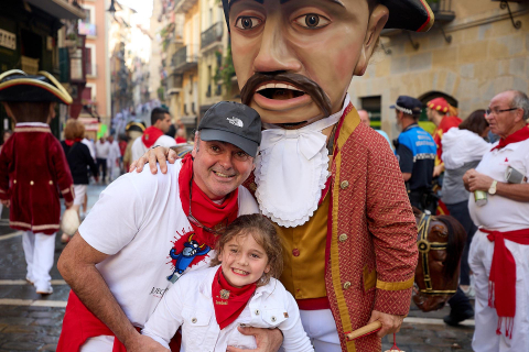 La Comparsa de Gigantes y Cabezudos, en las calles de Pamplona el 7 de julio 2022.