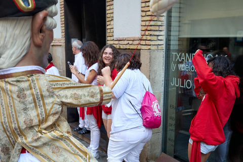 La Comparsa de Gigantes y Cabezudos, en las calles de Pamplona el 7 de julio 2022.