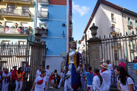 La Comparsa de Gigantes y Cabezudos, en las calles de Pamplona el 7 de julio 2022.