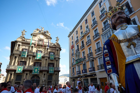 La Comparsa de Gigantes y Cabezudos, en las calles de Pamplona el 7 de julio 2022.