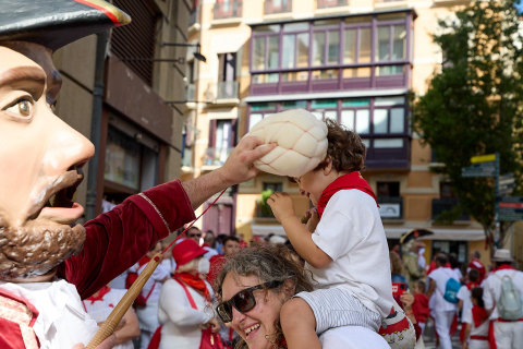 La Comparsa de Gigantes y Cabezudos, en las calles de Pamplona el 7 de julio 2022.