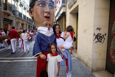 La Comparsa de Gigantes y Cabezudos, en las calles de Pamplona el 7 de julio 2022.