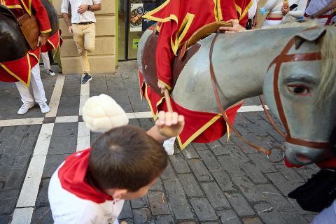 La Comparsa de Gigantes y Cabezudos, en las calles de Pamplona el 7 de julio 2022.