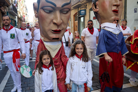 La Comparsa de Gigantes y Cabezudos, en las calles de Pamplona el 7 de julio 2022.