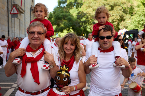 La Comparsa de Gigantes y Cabezudos, en las calles de Pamplona el 7 de julio 2022.
