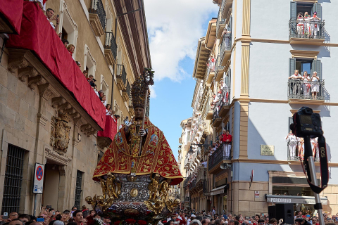 La Comparsa de Gigantes y Cabezudos, en las calles de Pamplona el 7 de julio 2022.