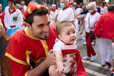 La Comparsa de Gigantes y Cabezudos, en las calles de Pamplona el 7 de julio 2022.