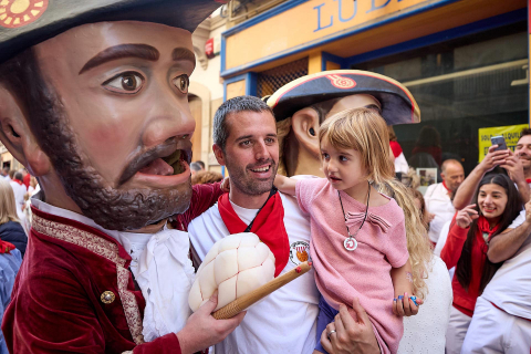 La Comparsa de Gigantes y Cabezudos, en las calles de Pamplona el 7 de julio 2022.