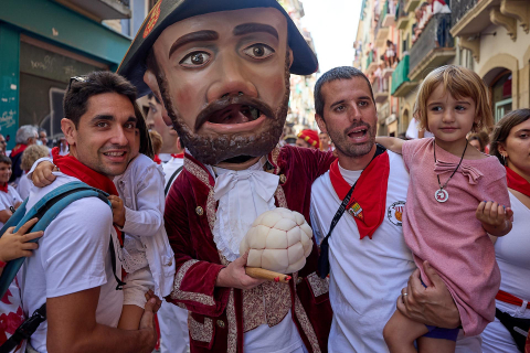 La Comparsa de Gigantes y Cabezudos, en las calles de Pamplona el 7 de julio 2022.