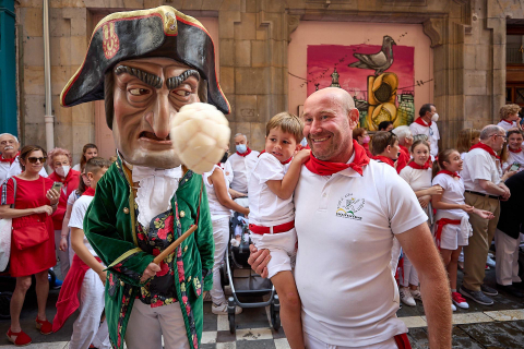 La Comparsa de Gigantes y Cabezudos, en las calles de Pamplona el 7 de julio 2022.