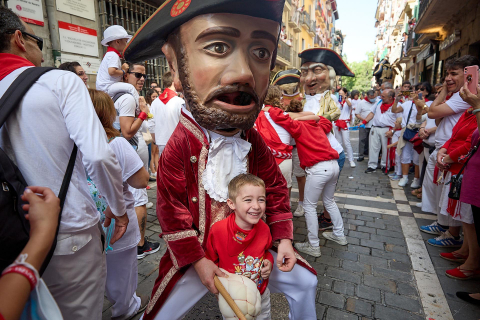 La Comparsa de Gigantes y Cabezudos, en las calles de Pamplona el 7 de julio 2022.