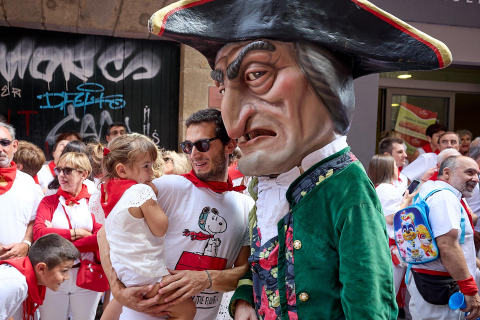 La Comparsa de Gigantes y Cabezudos, en las calles de Pamplona el 7 de julio 2022.