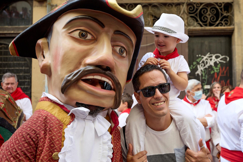 La Comparsa de Gigantes y Cabezudos, en las calles de Pamplona el 7 de julio 2022.