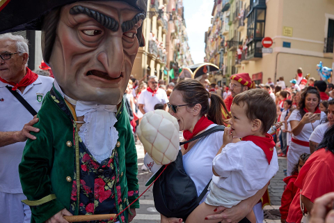 La Comparsa de Gigantes y Cabezudos, en las calles de Pamplona el 7 de julio 2022.